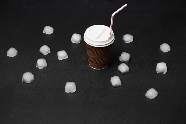 Vista Cerca Taza Café Desechable Cubitos Hielo Sobre Fondo Negro —  Fotos de Stock