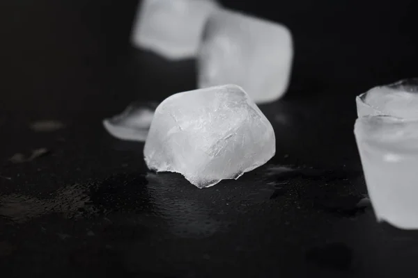 Vista Cerca Cubos Hielo Congelados Sobre Fondo Negro —  Fotos de Stock