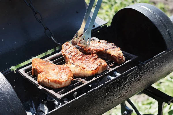 Vrouw Grillen Vlees Buiten Grill Barbecue — Stockfoto