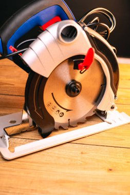 Tahta zemin üzerinde dairesel testere bıçağının yakın çekim görüntüsü