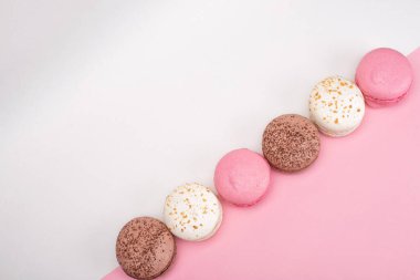 Pembe ve beyaz arka planda tatlı kurabiyelerin yakın plan görüntüsü