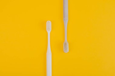 Sarı diş fırçaları, diş bakımı konseptine yakın çekim 