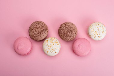 Pembe arka planda tatlı badem kurabiyelerinin üst görüntüsü