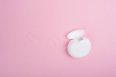 Pembe arka planda diş ipinin yakın plan görüntüsü