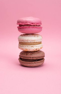 Pembe arka planda tatlı kurabiyelerin yakın plan görüntüsü