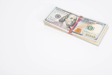 para kavramı, beyaz arka planda dolar banknotları