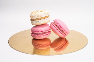 Beyaz arka planda tatlı kurabiyelerin yakın plan görüntüsü