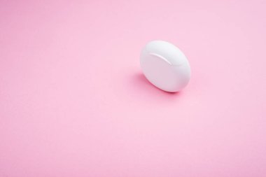 Pembe arka planda diş ipinin yakın plan görüntüsü. Boşluğu kopyala.