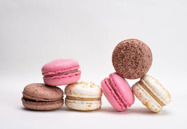 Beyaz arka planda tatlı ve lezzetli kurabiyelerin yakın plan görüntüsü