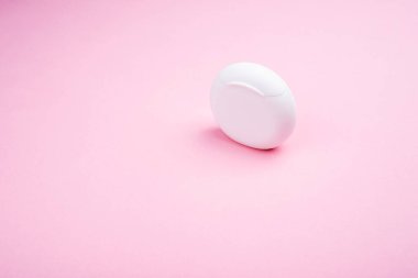 Pembe arka planda diş ipinin yakın plan görüntüsü. Boşluğu kopyala.