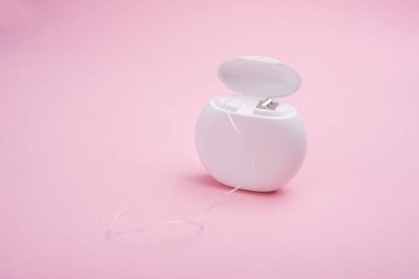 Pembe arka planda diş ipinin yakın plan görüntüsü