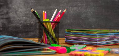 Okul gereçlerine ve kitaplara yakın çekim, okul konseptine geri dönüş.