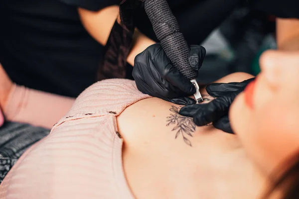 Professionell Konstnär Gör Tatuering Salong Närbild — Stockfoto