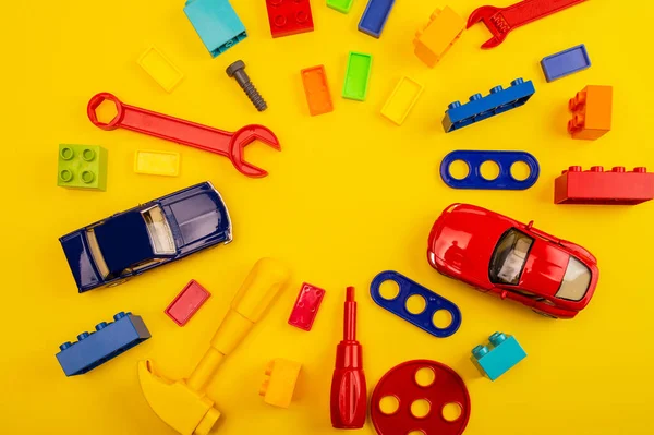 Draufsicht Auf Bunte Spielzeuge Und Bauwerkzeuge Auf Weißem Und Gelbem — Stockfoto
