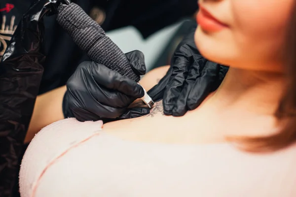 Artista Profissional Fazendo Tatuagem Salão Close — Fotografia de Stock