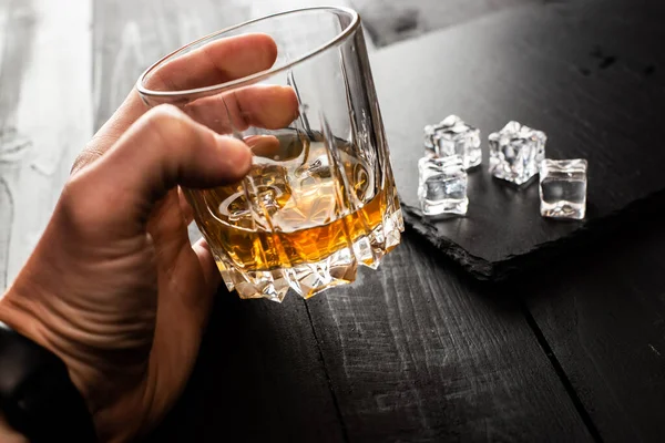 Colpo Ritagliato Uomo Possesso Bicchiere Whisky Con Cubetti Ghiaccio — Foto Stock