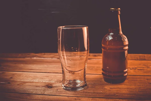 Vista Cerca Botella Cerveza Taza Mesa Madera — Foto de Stock