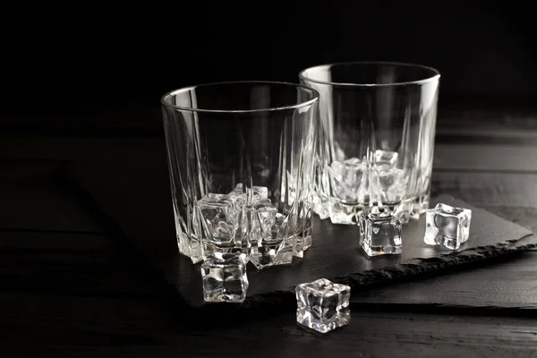 Gläser Whiskey Und Eiswürfel Auf Einem Schwarzen Holztisch — Stockfoto