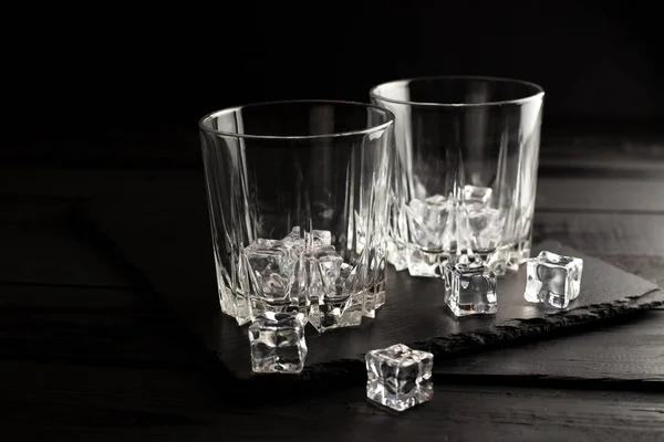 Vasos Whisky Cubitos Hielo Sobre Una Mesa Madera Negra — Foto de Stock