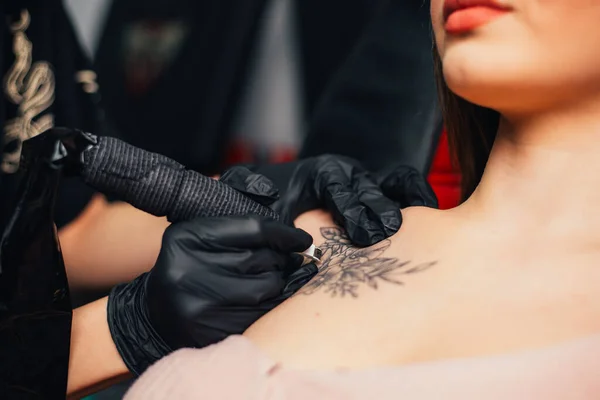 Επαγγελματίας Καλλιτέχνης Κάνει Τατουάζ Στο Σαλόνι Closeup — Φωτογραφία Αρχείου