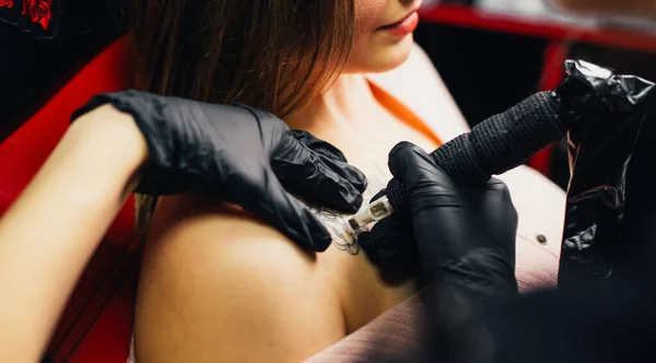 Artista Profissional Fazendo Tatuagem Salão Close — Fotografia de Stock