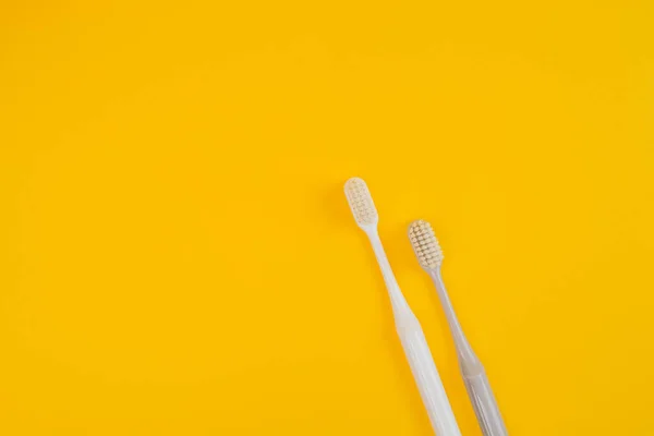 Close Shot Dari Sikat Gigi Pada Kuning Konsep Perawatan Gigi — Stok Foto