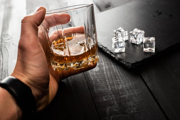 Ujęcie Człowieka Trzymającego Szklankę Whisky Kostkami Lodu — Zdjęcie stockowe