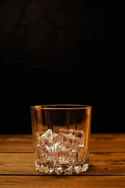 Widok Bliska Szkło Whisky Kostkami Lodu Drewnianym Stole Czarnym Tle — Zdjęcie stockowe