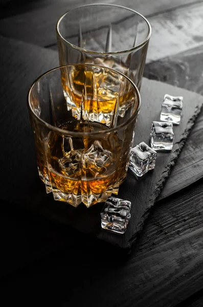 Widok Bliska Szklanek Whisky Kostek Lodu Ciemnym Drewnianym Stole — Zdjęcie stockowe