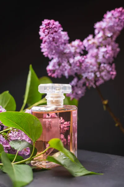 Parfumflesje Bloemen Een Houten Tafel — Stockfoto