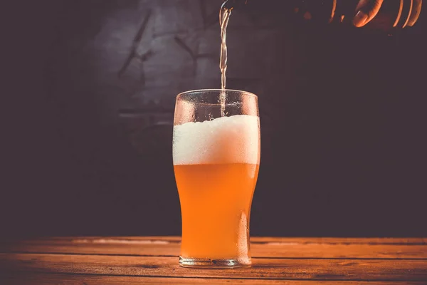 Schnappschuss Von Person Die Bier Aus Flasche Glas Gießt — Stockfoto