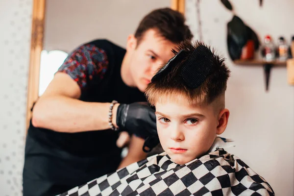 Friseur Pflegt Niedlichen Kleinen Jungen Friseursalon — Stockfoto