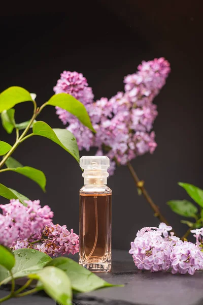 Bouteille Parfum Fleurs Sur Une Table Bois — Photo