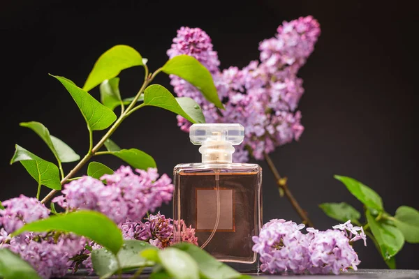 Parfymflaska Och Blommor Ett Träbord — Stockfoto