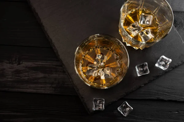 Vista Dall Alto Bicchieri Whisky Cubetti Ghiaccio Sul Tavolo Legno — Foto Stock