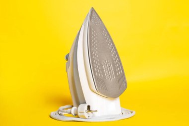 Sarı zemin üzerinde modern beyaz demire yakın plan görünüm