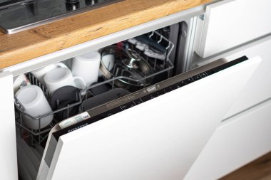 Modern mutfaktaki bulaşık makinesinin yakın plan görüntüsü.