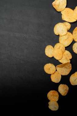 Patates cipsi siyah arkaplanda izole