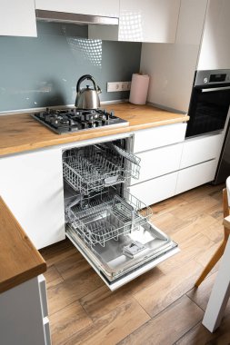 Modern mutfakta tabakları açık bulaşık makinesinin yüksek açılı görüntüsü