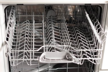 Modern mutfak içerisindeki açık bulaşık makinesinin yakın çekim görüntüsü  