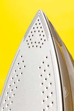 Sarı arkaplanda beyaz ütünün yakın plan görüntüsü