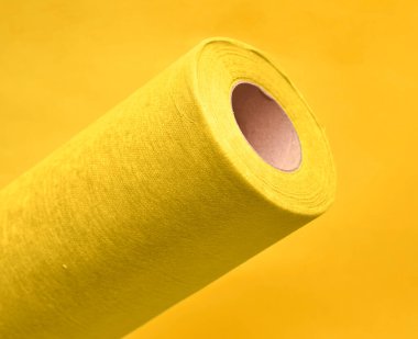 Sarı arkaplanda sarı kağıt rulosu