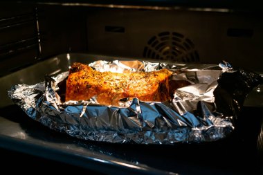 Fırında pişen lezzetli etin yakın plan görüntüsü.