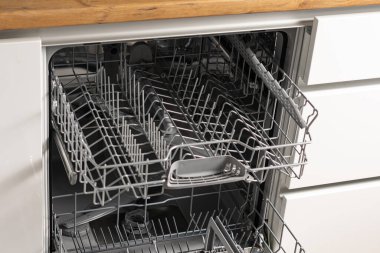 Modern mutfakta tabakları açık bulaşık makinesinin yüksek açılı görüntüsü