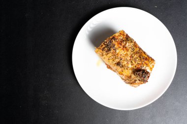 Beyaz tabakta nefis ızgara et manzarası. 