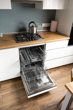 Modern mutfak içerisindeki açık bulaşık makinesinin yakın çekim görüntüsü
