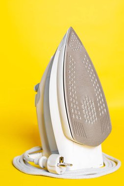 Sarı arkaplanda beyaz ütünün yakın plan görüntüsü