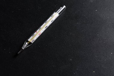 Siyah arkaplanda termometrenin yakın görüntüsü