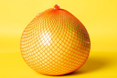 Sarı arka planda turunçgil meyvesi, yakın plan.