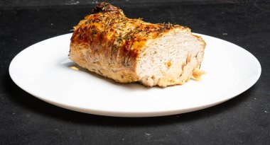 Beyaz tabakta nefis ızgara et manzarası.